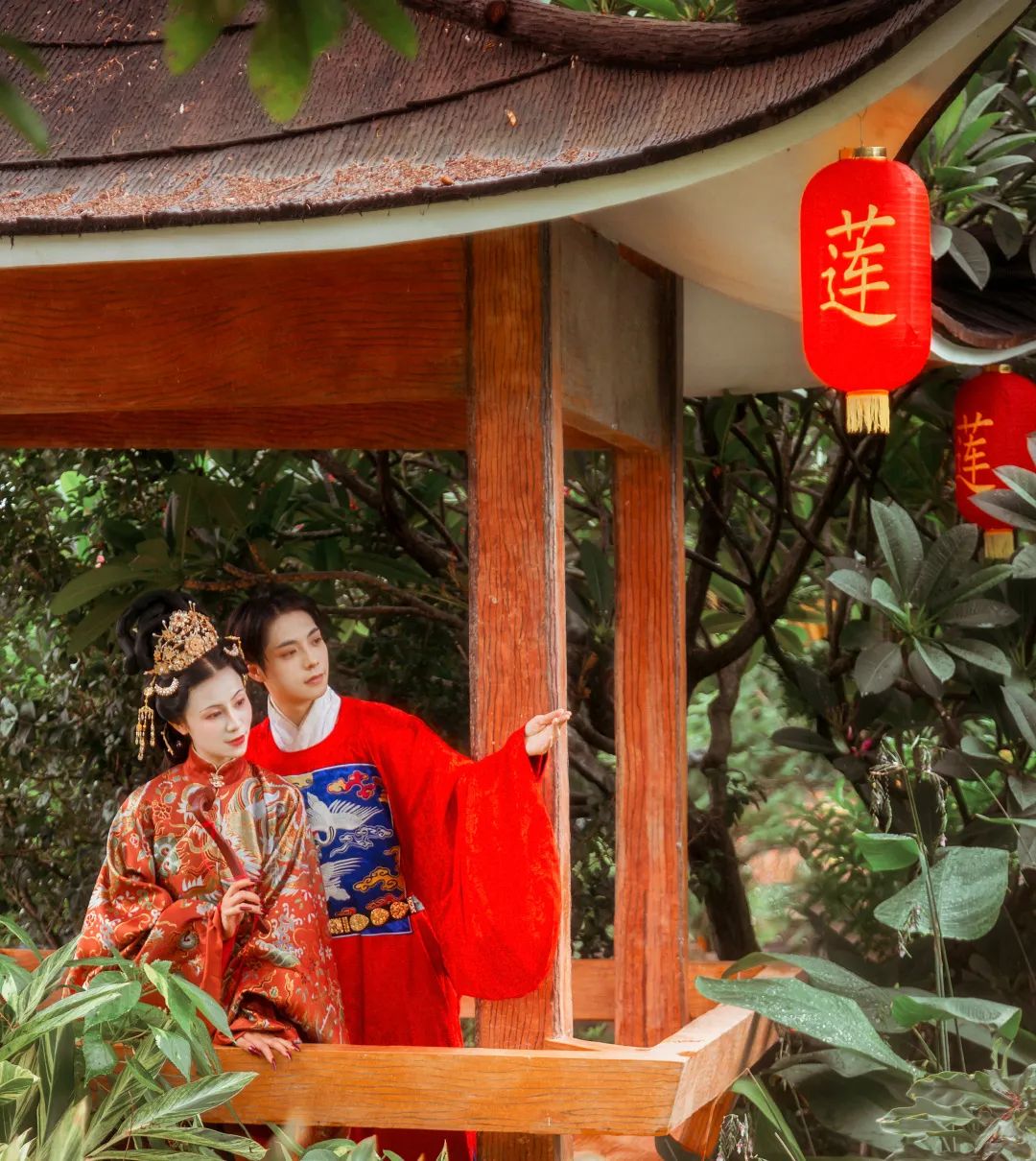 男神女神！听口令！莲花山集合！