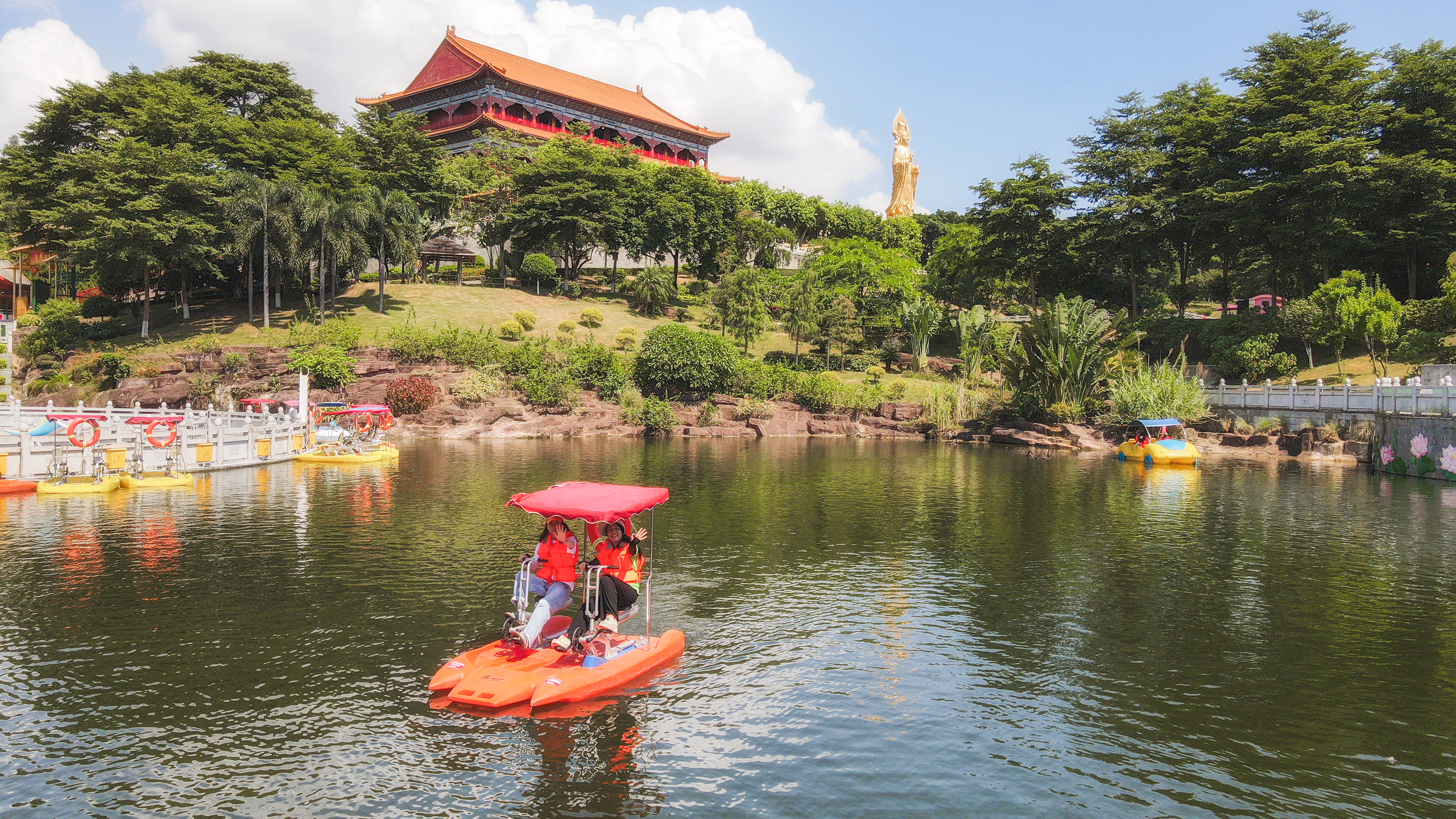 解锁新视角！天鹅湖上快乐“船”递！